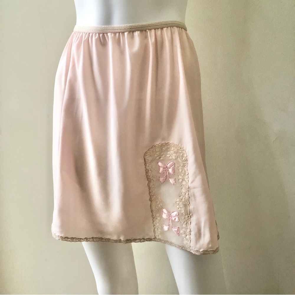 Slip skirt. Vintage. Lace. Short. S. Excellent Condition. Price Firm.